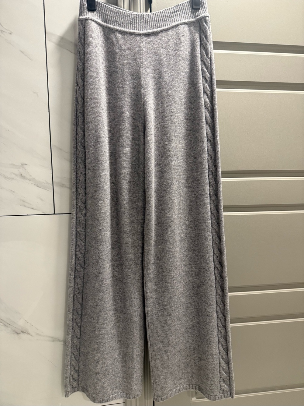 Max Simple Cashmere Lounge Set - Picture 3 of 4